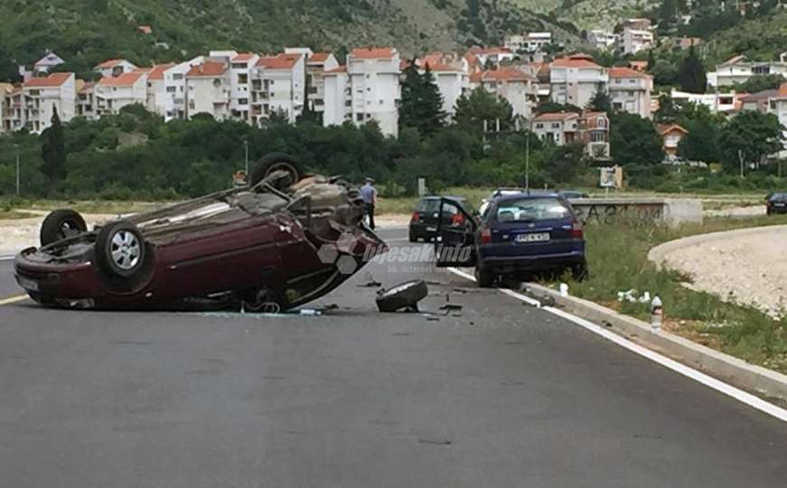 Teška saobraćajna nesreća u Mostaru, automobil završio na krovu