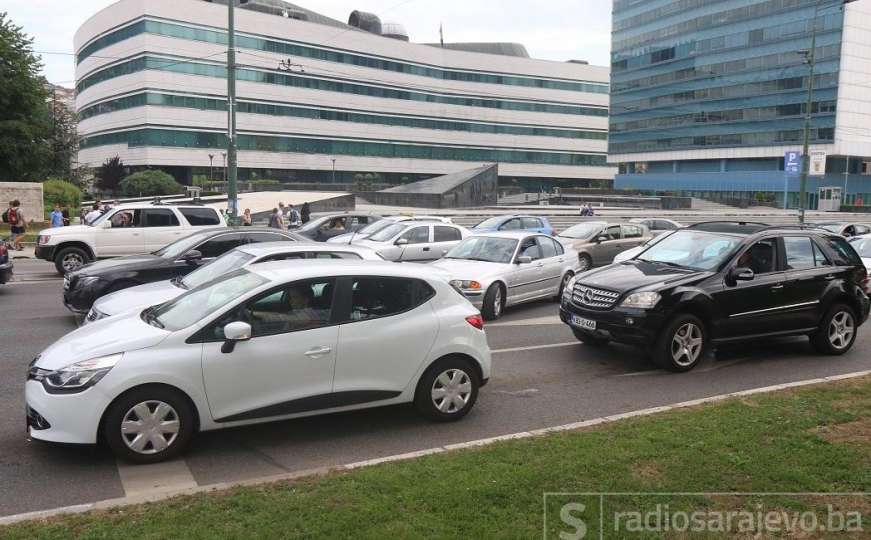 Protiv poskupljenja goriva: Vozači u BiH zaustavili svoja vozila na ulicama 