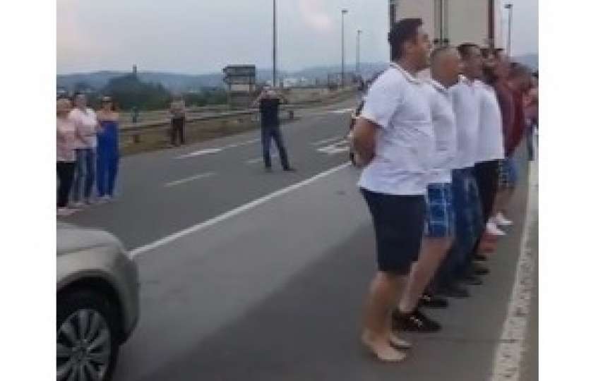 Samo u BiH: Igrali kolo tokom protesta protiv poskupljenja goriva 