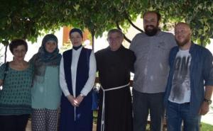 Šetnja Mostarom: Pop, imam i fratar u druženju s djecom