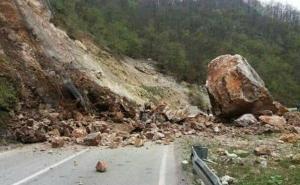 U Rogatici kamen pao na autobus: Putnica poginula, vozač povrijeđen