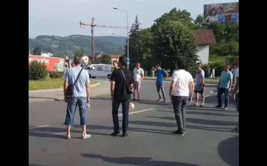 Blokade na bh. način: Uz protest zbog goriva zaigrali nogomet na cesti