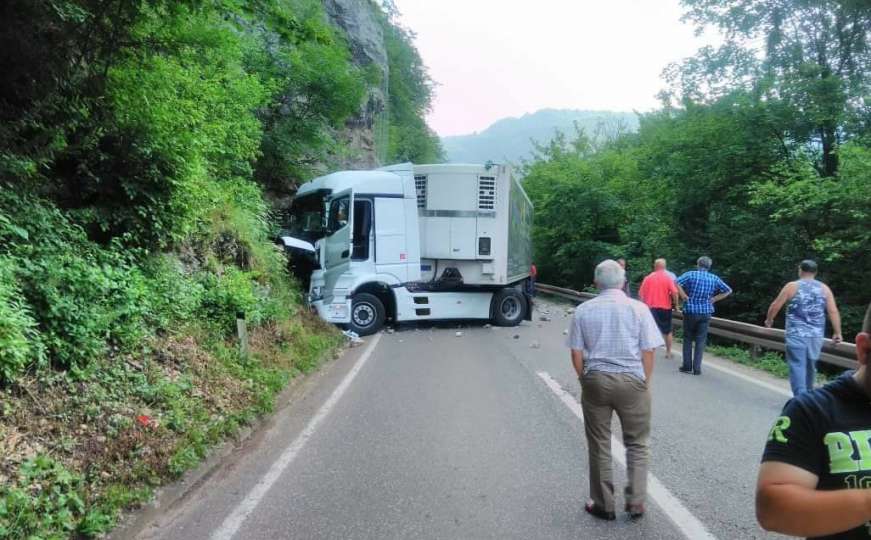 Nesreća u blizini Zvornika: Veliki komadi stijene pali na kamion i automobil
