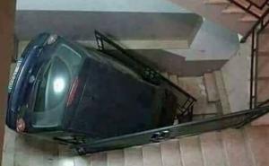 Nevjerovatno: Stanari zatekli automobil na dnu stubišta zgrade 