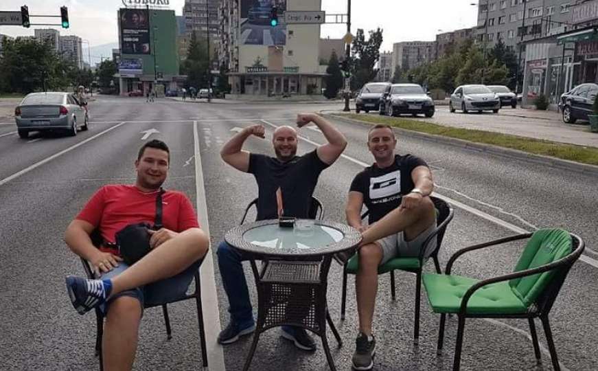 Trojica muškaraca na Čengić-Vili na duhovit način "blokirali" saobraćaj 