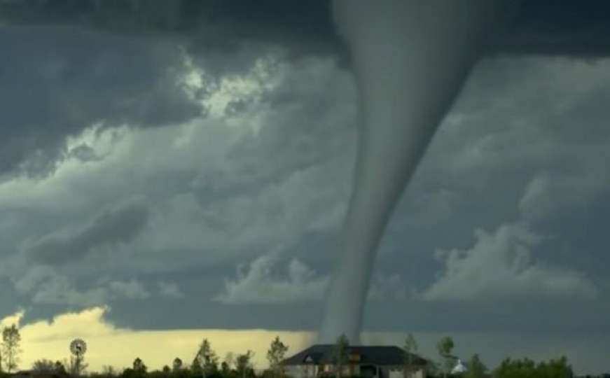 Izgleda nestvarno: Vozač iz automobila snimio tornado