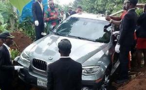 Nigerijac sahranio oca u BMW-u pa izazvao gnjev na društvenim mrežama
