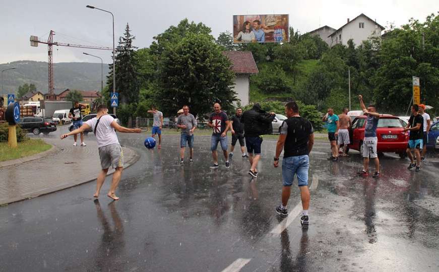 Kiša ih nije omela: Tokom blokade na kružnom toku uz muziku zaigrali fudbala