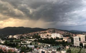 Neobično nebo iznad Sarajeva: Zalazak sunca i igra boja oduševili građane