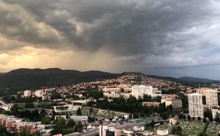 Neobično nebo iznad Sarajeva: Zalazak sunca i igra boja oduševili građane