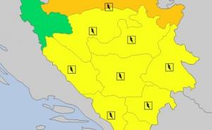 Žuti meteoalarm za cijelu BiH: Očekuju se grmljavine i pljuskovi 