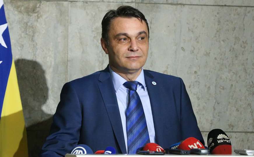 Sadik Ahmetović osudio pokušaje vlasti u Prijedoru da minimalizuju zločine