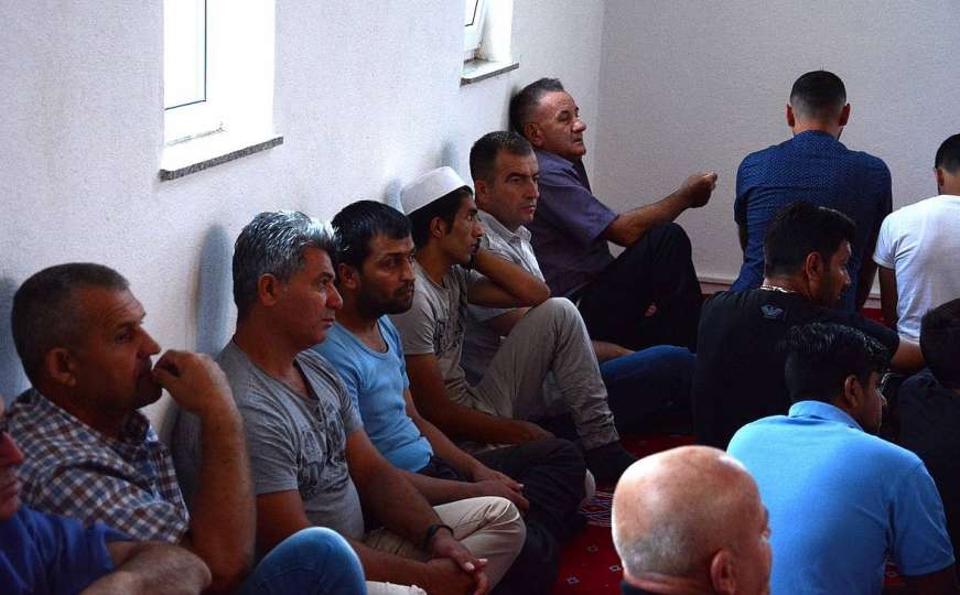 Migranti iz Salakovca bajram-namaz klanjali s mještanima u lokalnoj džamiji