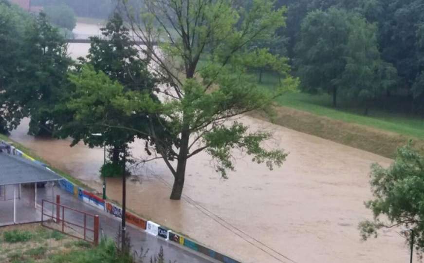 Vanredno stanje u Srbiji: Zbog jake kiše pukla brana na rijeci Busur