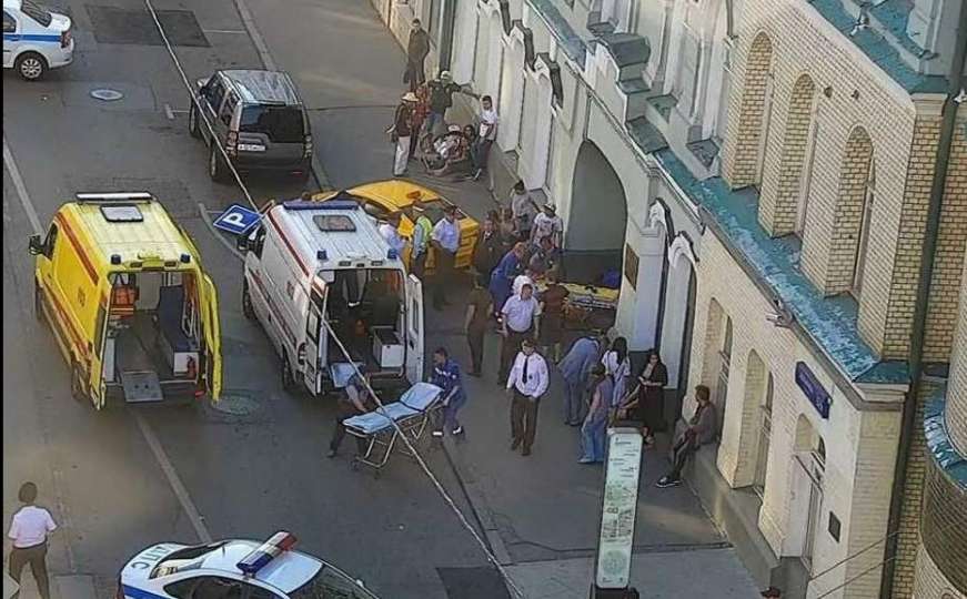 Taksi uletio među ljude u centru Moskve, osam osoba povrijeđeno