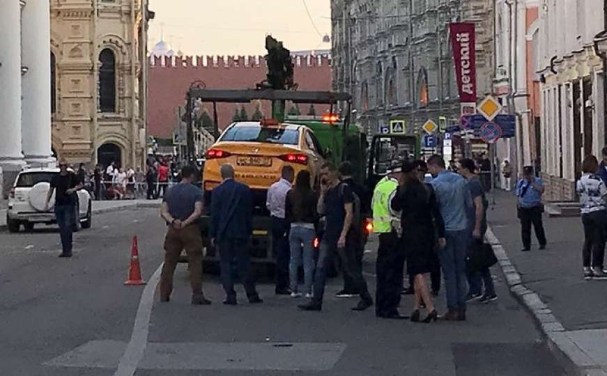 Objavljen video kada je taksista u Moskvi naletio na pješake