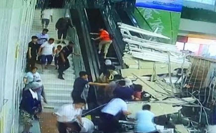 Užas u tržnom centru: Plafon pao na mušterije zarobljene na pokretnim stepenicama