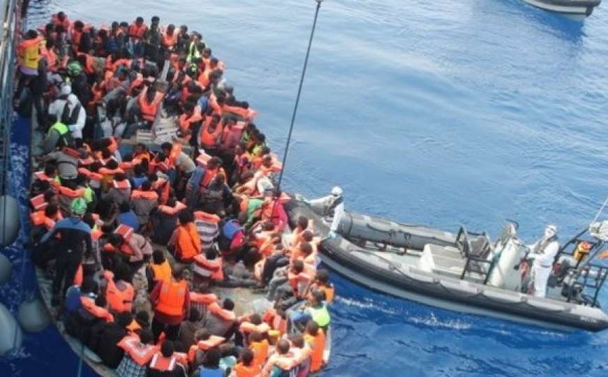 Američka mornarica predala Italiji 41 spašenog migranta
