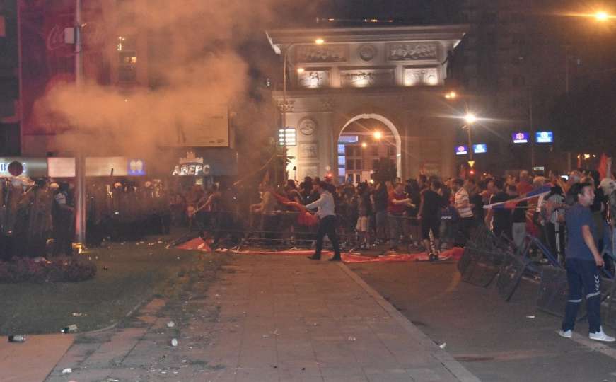 Sukobi zbog novog imena Makedonije: Suzavac i šok bombe bacali na policiju