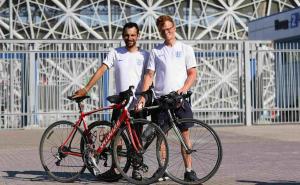  Dvojica Engleza na Mundijal u Rusiji stigla biciklima