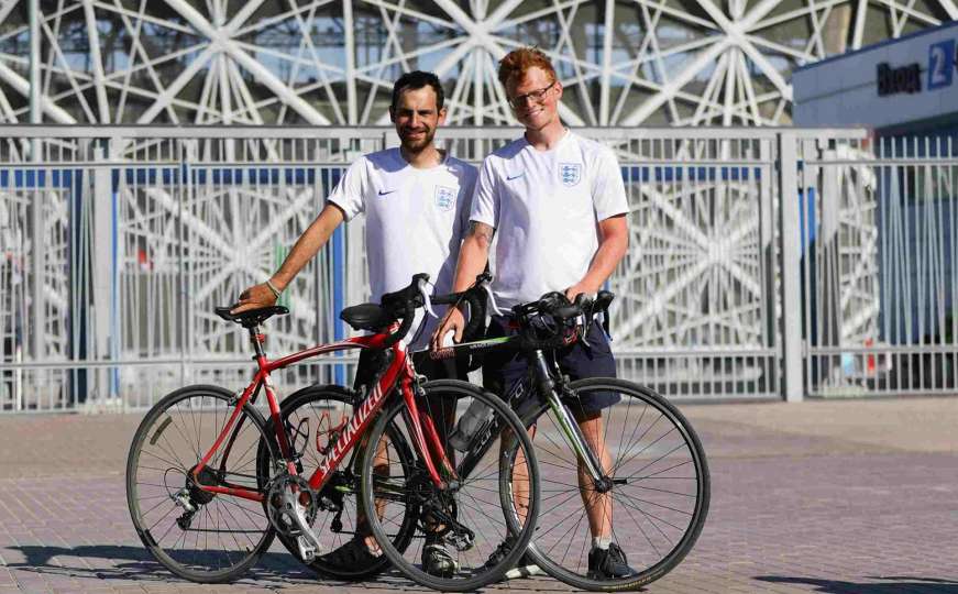  Dvojica Engleza na Mundijal u Rusiji stigla biciklima