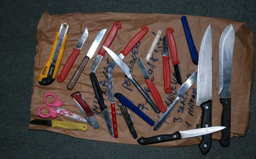 Pretresi migrantskih smještaja u Bihaću: Policija otkrila noževe, palice, makaze...
