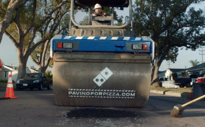 Pizzerija pokrenula kampanju: Sami popravljaju rupe na putevima