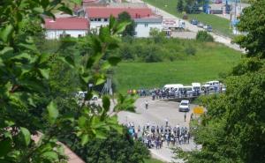 Migranti koji su krenuli prema GP Velika Kladuša zaustavljeni 200 metara od granice
