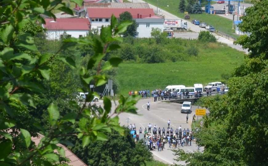 Migranti koji su krenuli prema GP Velika Kladuša zaustavljeni 200 metara od granice