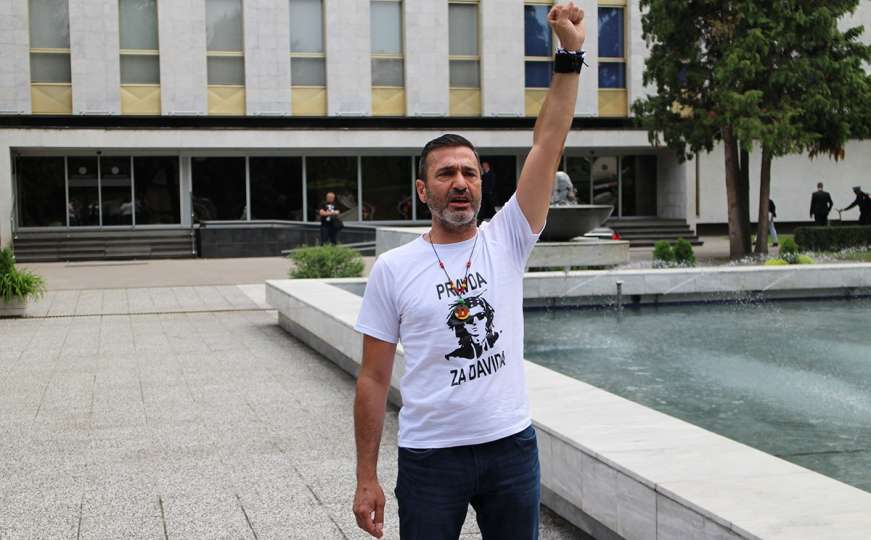 Davor Dragičević pred zgradom NSRS-a: Ubili ste mi dijete, uzet ću vam sve