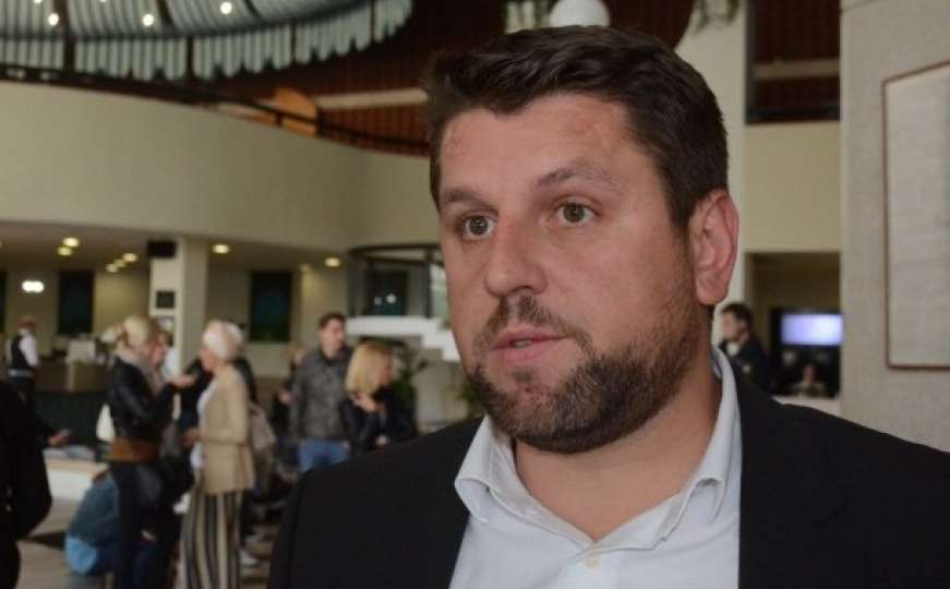 Duraković pozvao Ahmetovića i Salkića na debatu o rješenjima za povratnike