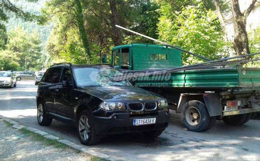 Stravična nesreća u Mostaru: Šipke s kamiona probile staklo vozila BMW