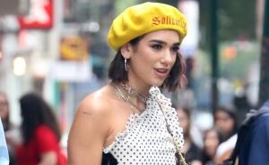 Dua Lipa ispod haljine dubokog proreza nije imala ništa