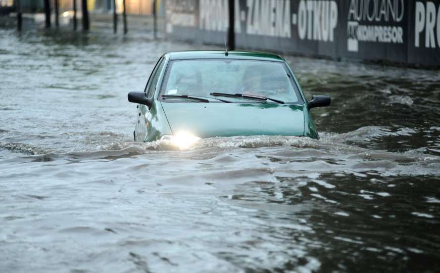 Nevrijeme zahvatilo Srbiju: Potopljene ulice Beograda, saobraćaj u kolapsu