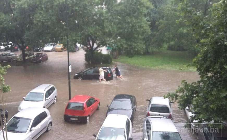 Kolaps u Sarajevu: Nevrijeme poplavilo ulice glavnog grada, građani u problemima