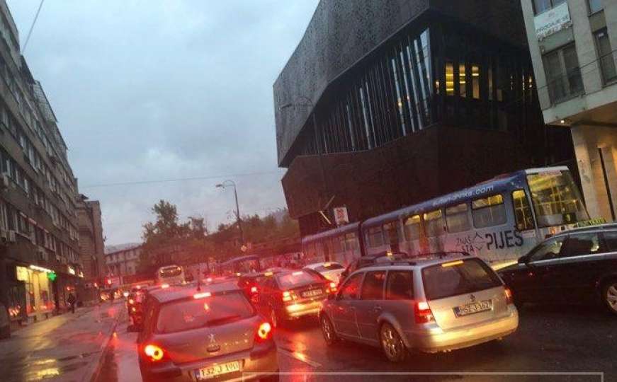 Novi kolaps saobraćaja u centru grada, iz MUP-a KS mole vozače za strpljenje