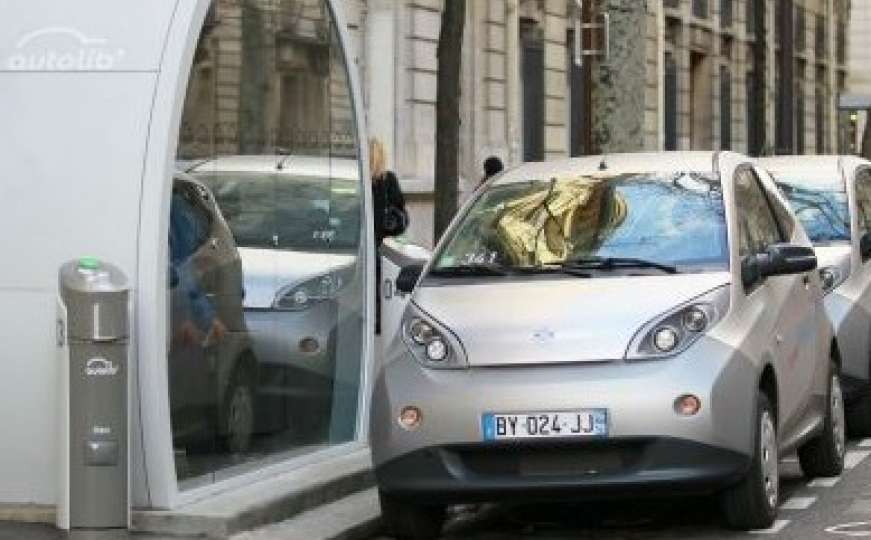 Grad Pariz zaustavio sistem dijeljenja električnih automobila