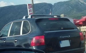 Porsche na ulazu u Mostar