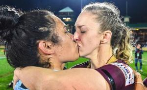 Poljubac dvije ragbijašice obišao svijet i izazvao brojne reakcije