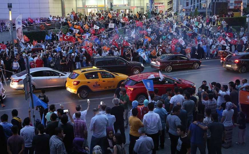Građani Istanbula slave pobjedu Erdogana na izborima