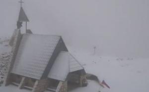 Snježna mećava u Sloveniji, alpski vrh Kredarica pod snijegom