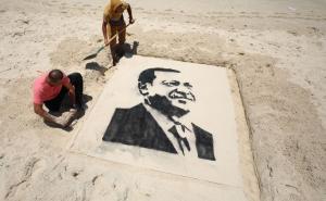 Mladi palestinski slikar na pješčanoj obali u Gazi nacrtao Erdoganov portret