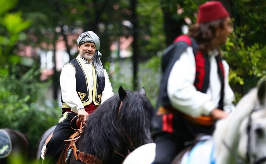 Naser Orić među konjanicima koji su iz Sarajeva krenuli na Ajvatovicu