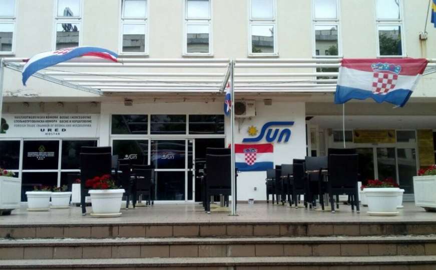 Na zgradi Vlade FBiH uoči današnje sjednice osvanule zastave Hrvatske