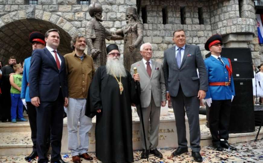 Ponosni na Kusturicu: Dodik i Selaković otkrili spomenik braći Sokolović