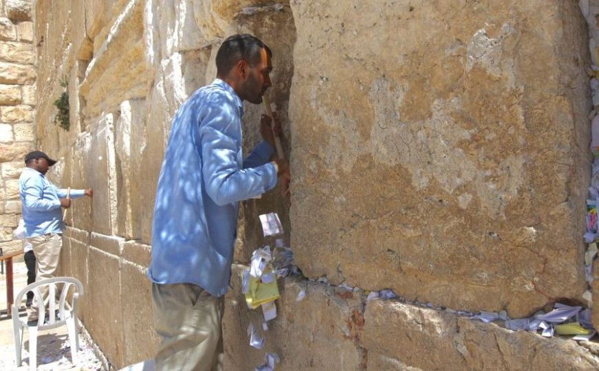 Manekenka izazvala skandal fotografirajući se naga ispred Zida plača