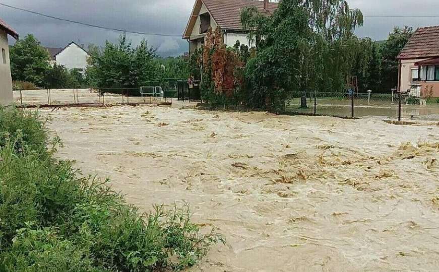 Jaka kiša izazvala poplave u Srbiji, u Obrenovcu voda ušla u kuće