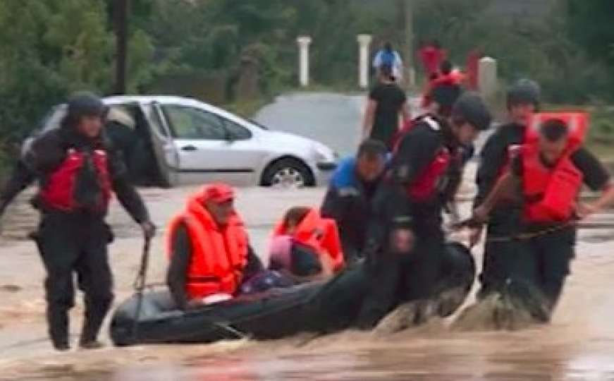 Poplave širom Srbije: Ljudi bježali iz auta zbog nadolazeće vode