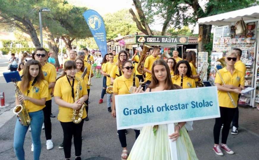 Mladi iz Trebinja i Stoca zajedno pjevaju Balaševića: 4. Festival Femus 