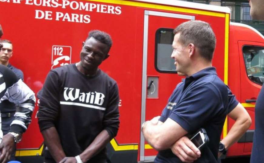 Pariz: Migrant koji je spasio dijete počeo raditi kao vatrogasac